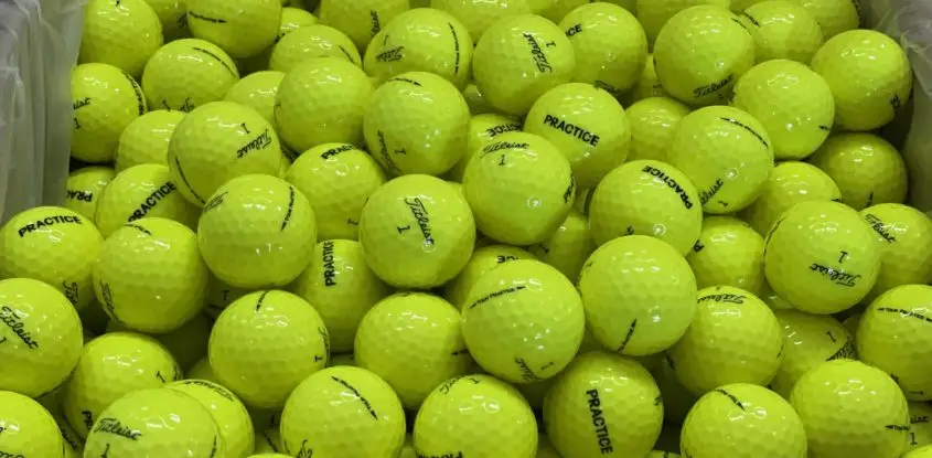 Golfbollar i en låda