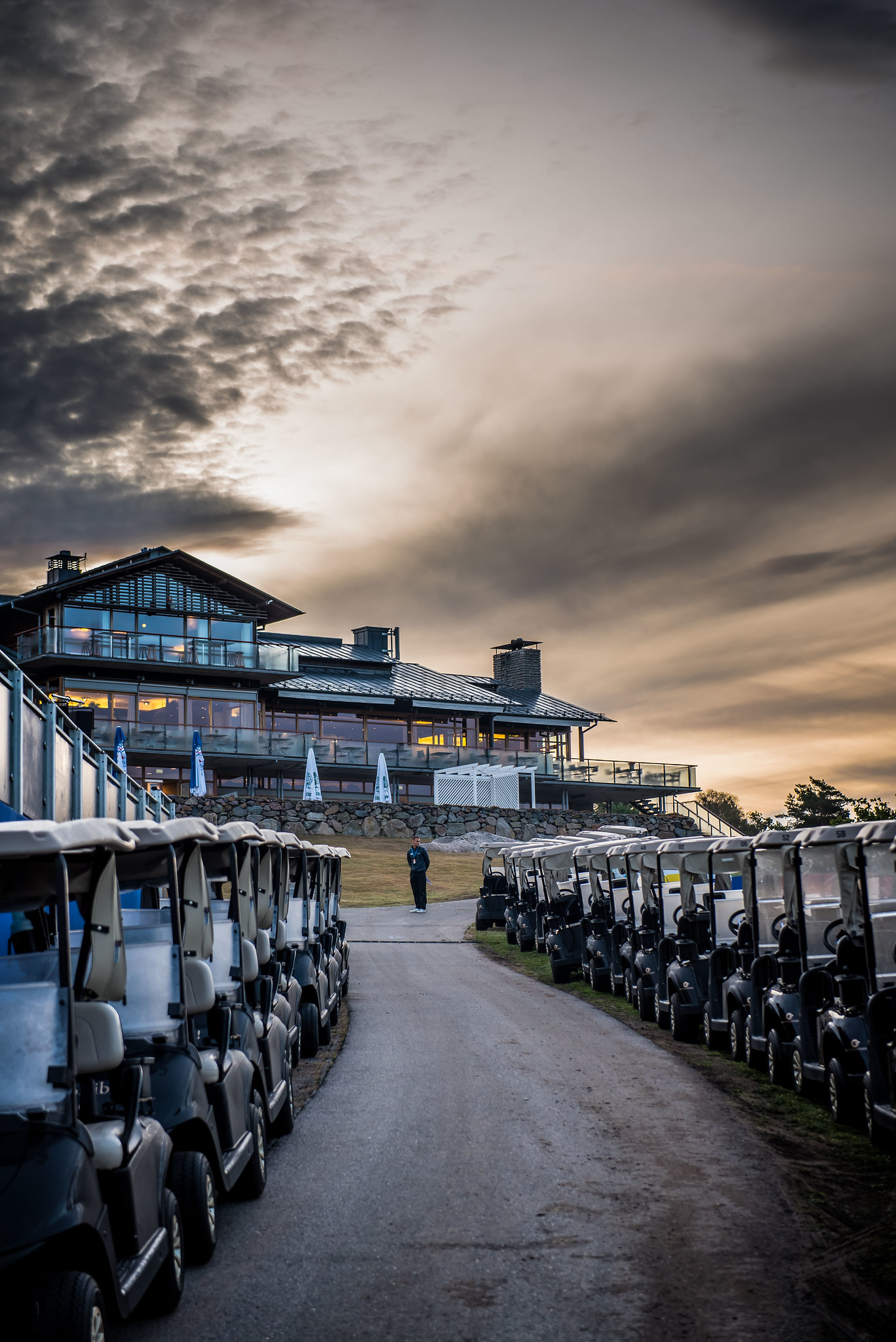 Golfbilar uppradade utanför klubbhuset på Hills Golf & Sports Club