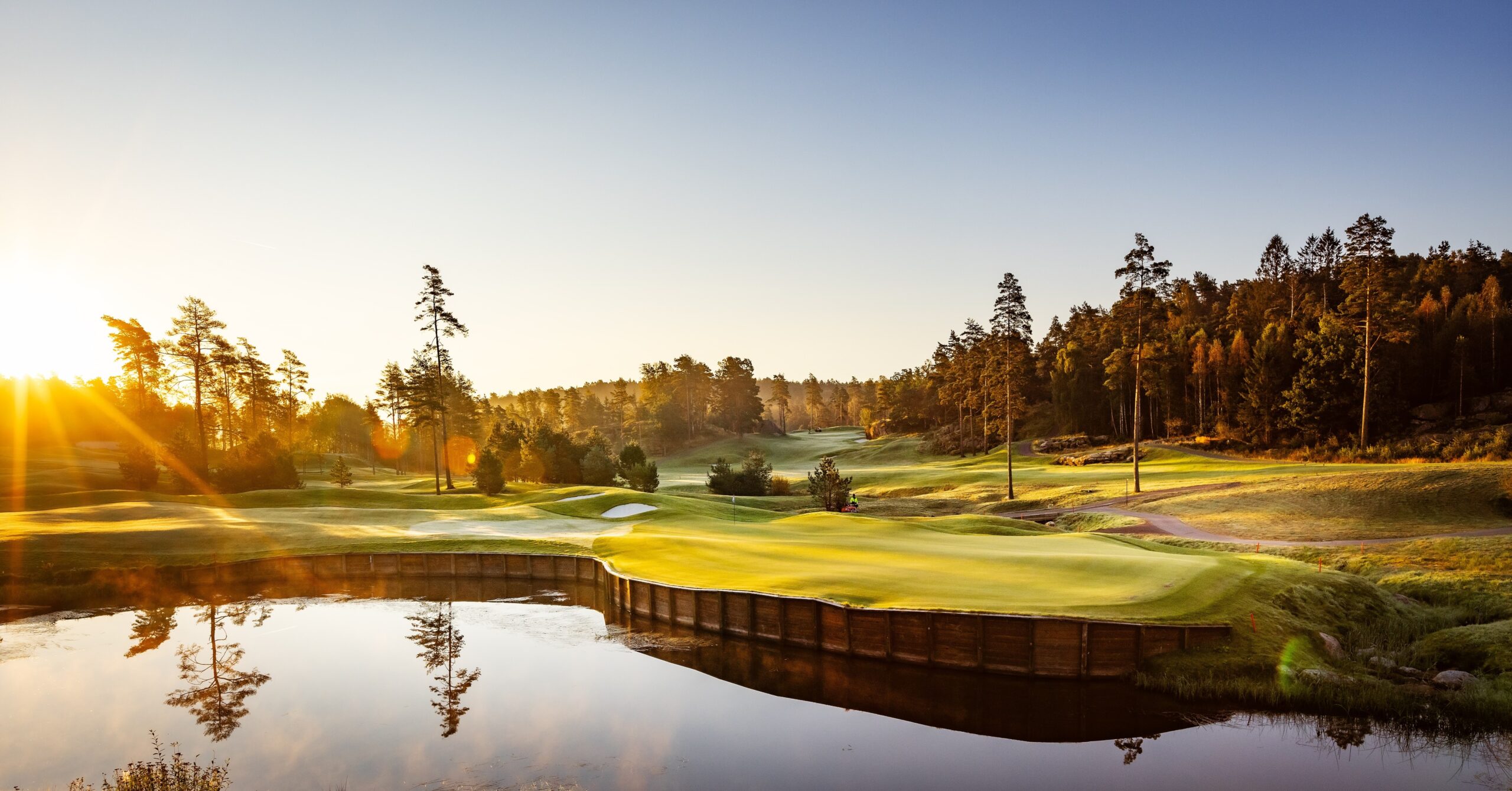 Golfbanor i solljus på Hills Golf & Sport Club